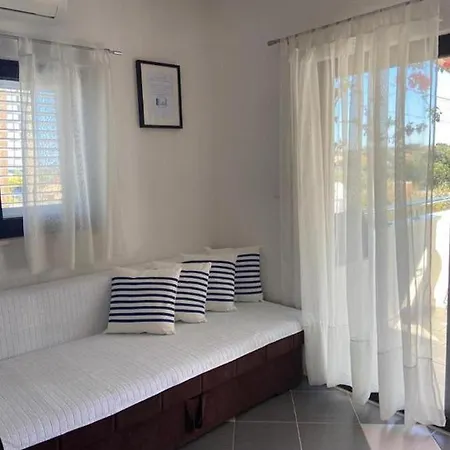 Rustika Drvenik Mali