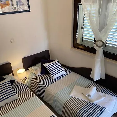 Rustika Mali Drvenik