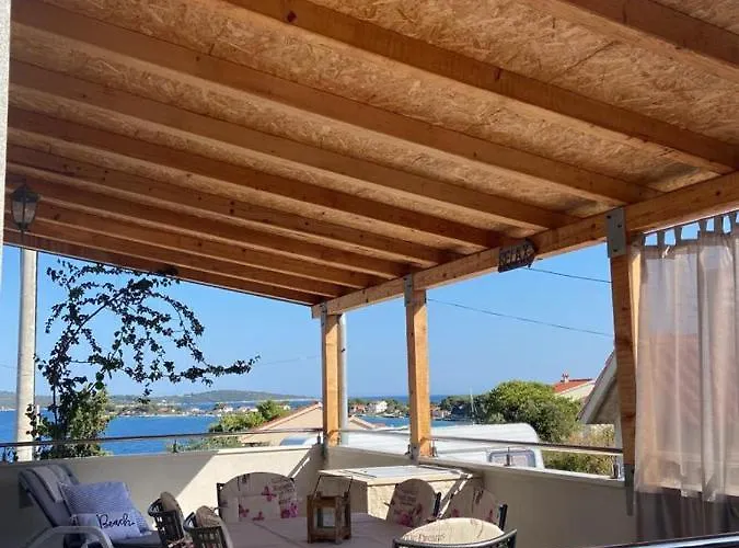 Rustika Drvenik Mali